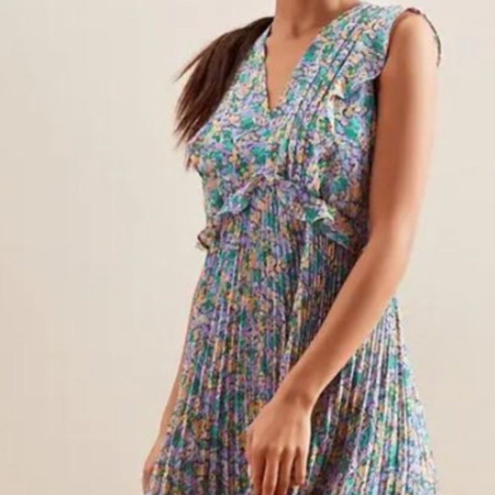 New Banana Republic Blue/green multi flora. V-neck. Size Medium